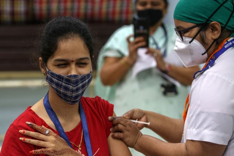 インド・ムンバイにある病院でワクチン接種を受ける人（EPA＝時事通信フォト）