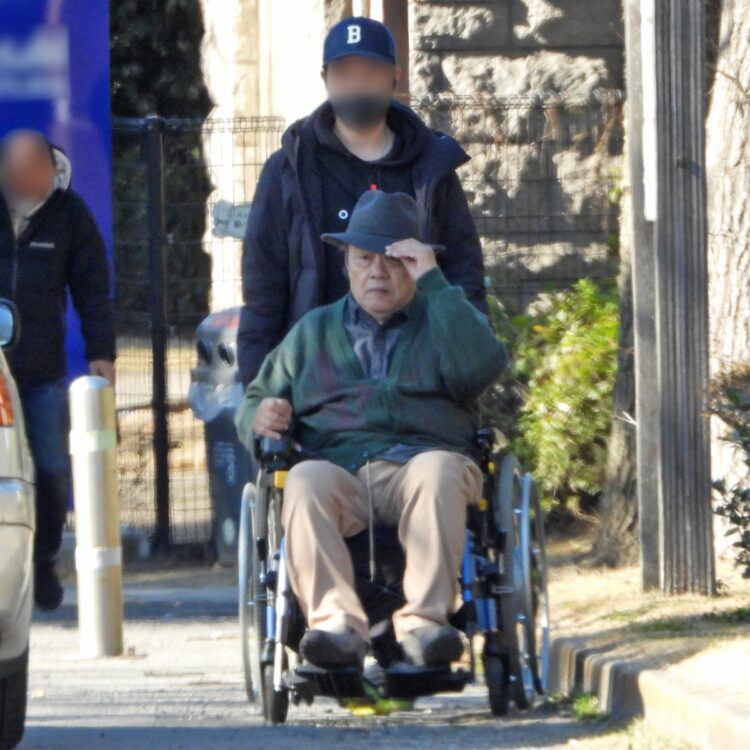 車椅子を押されている姿もしっくりくる西田