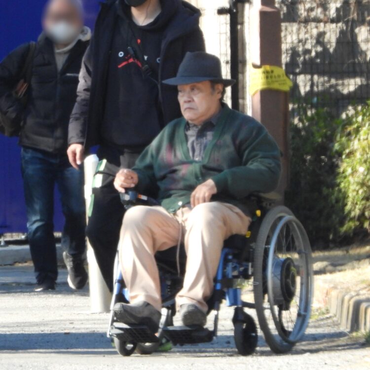 撮影の合間も車いす