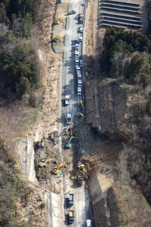 常磐道ではがけ崩れで通行止めが続いた（時事）