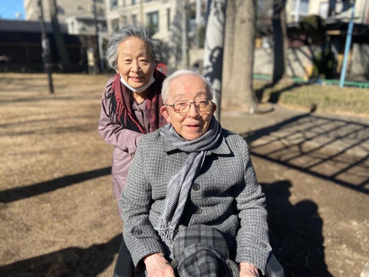 妻の瑞子さんとともに