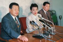 橋本聖子氏の初出馬会見には森氏が同席（写真は1995年参院選、時事通信フォト）