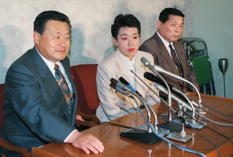 橋本聖子氏の初出馬会見には森氏が同席（写真は1995年参院選。時事通信フォト）