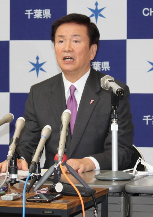 飲食店へ酒類提供自粛を呼びかけた森田健作・千葉県知事の会見（時事通信フォト）