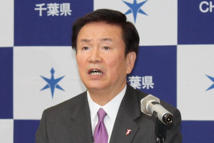 飲食店へ酒類提供自粛を呼びかけた森田健作・千葉県知事の会見（時事通信フォト）