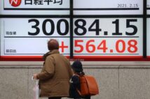 庶民には30年ぶりの株高という実感はない(時事)
