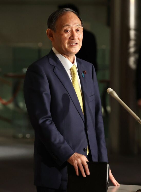 菅首相はそれでも山田広報官の続投にこだわった（時事）