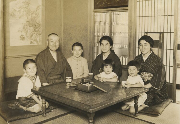 事件で犠牲となった陸軍教育総監・渡辺錠太郎（左から2人目）、1人置いて妻すずと膝に抱かれた娘の和子（渡辺家蔵）
