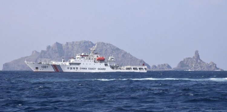 尖閣諸島周辺には連日、国海警局の船が遊弋する（共同）