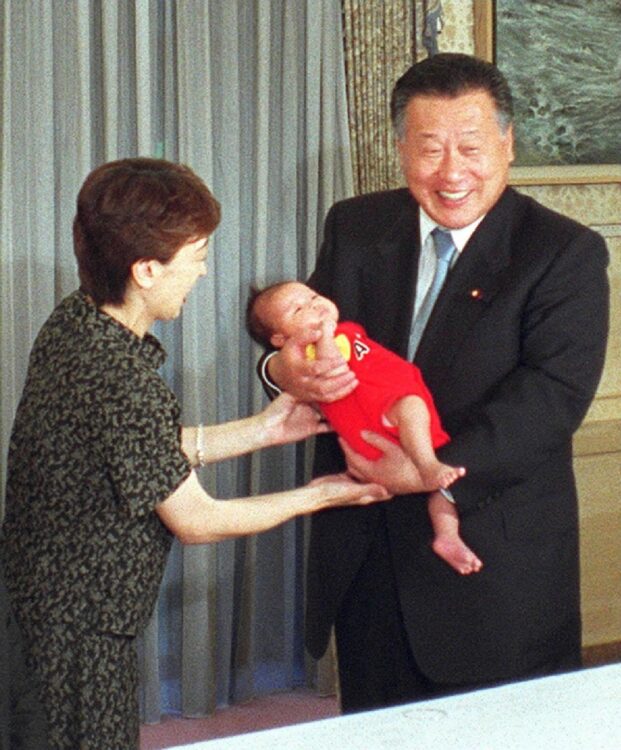 三女のせいかちゃんを森氏に抱かせる橋本氏（2000年、写真／時事通信社）