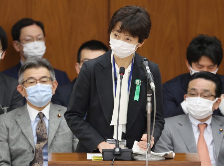 衆院総務委員会で答弁する参考人の山田真貴子内閣広報官（時事通信フォト）