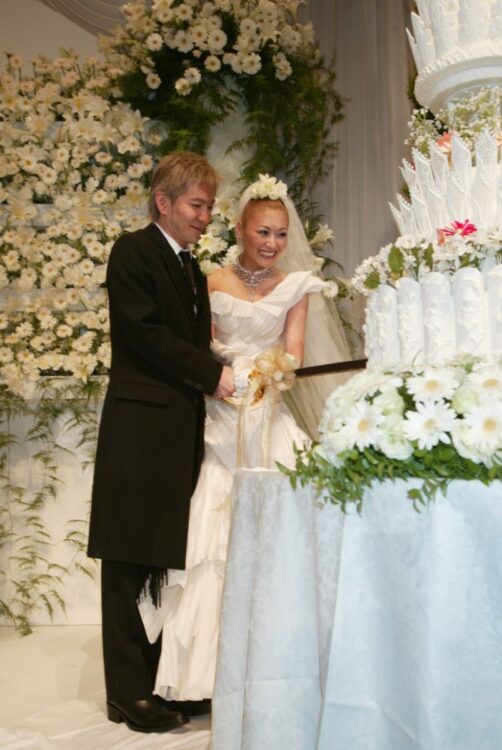 結婚式でケーキ入刀する2人