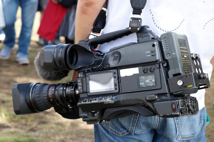 業務用のENGカメラは本体が約4キロ、バッテリーなども含めると約8キロほどのものが多い（イメージ）
