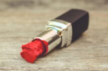 片耳イヤホンや使いかけの口紅も 「まさか」が売れるフリマアプリの世界