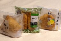 コンビニでよく見る「“おにぎりスタイル”いなり寿司」の魅力は? 3社食べ比べ