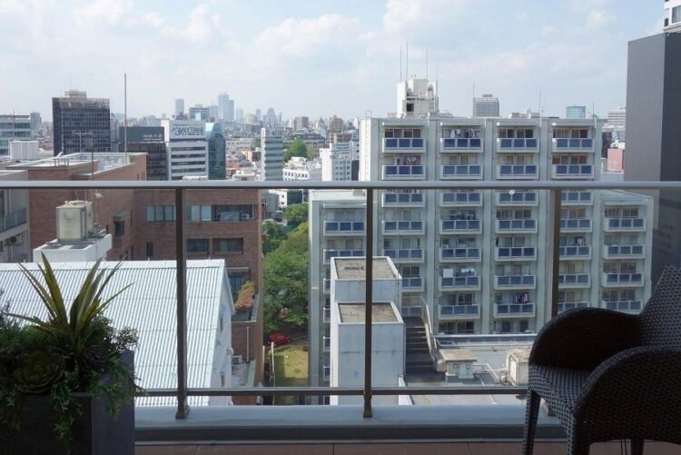 バルコニーもあって開放的なドーミーレジデンス市ヶ谷（筆者撮影）