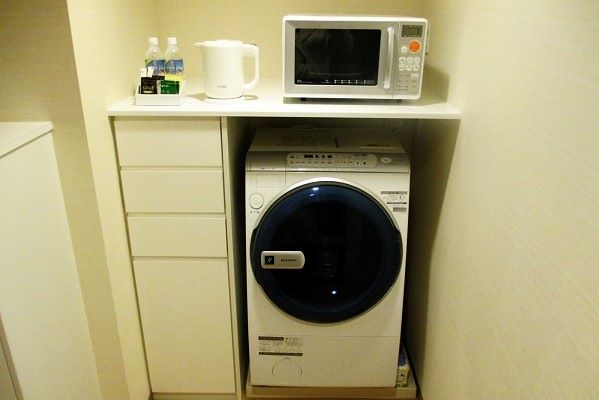 客室内に電子レンジや洗濯機もあるフレイザーレジデンス南海大阪（筆者撮影）