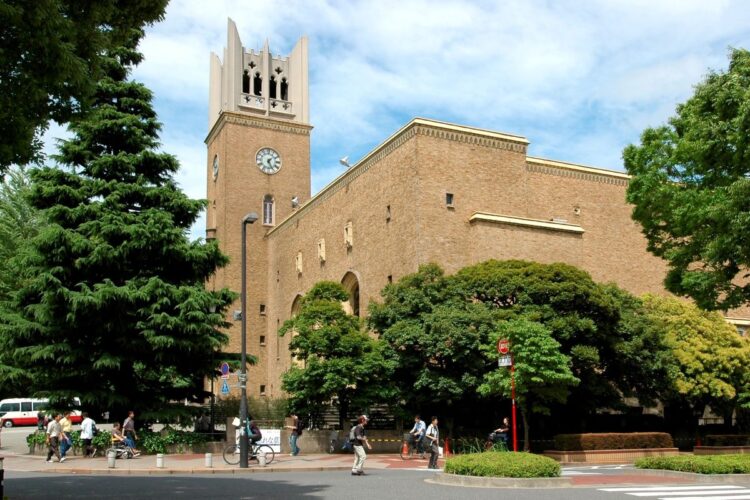 共通テストを利用した入試改革などの影響もあり、大幅に志願者数を減らした早稲田大学（時事通信フォト）