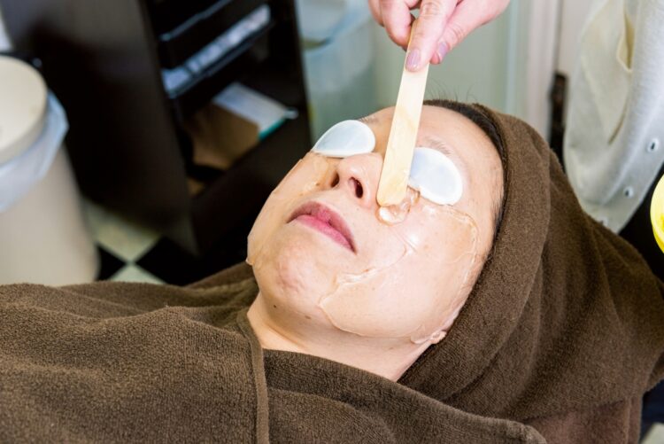 ジェルを塗って照射開始。気になる顔のくすみに行うフォトフェイシャル（撮影／北原千恵美）