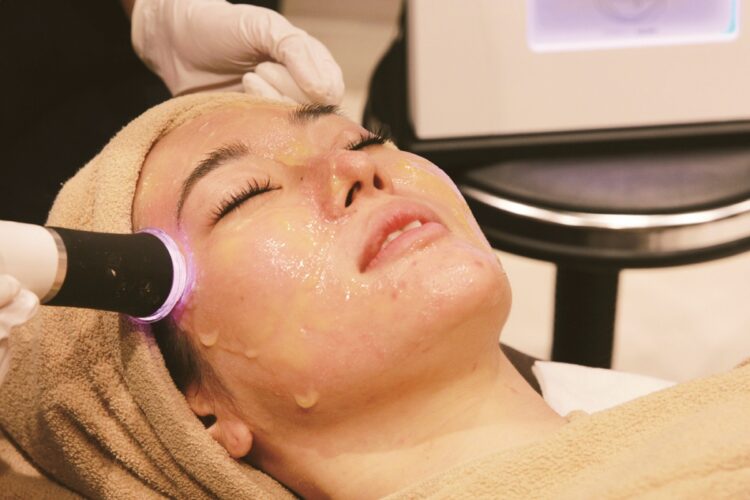 ピーリング並みの効果が実感できるというフェイシャルトリートメント（写真／品川スキンクリニック提供）