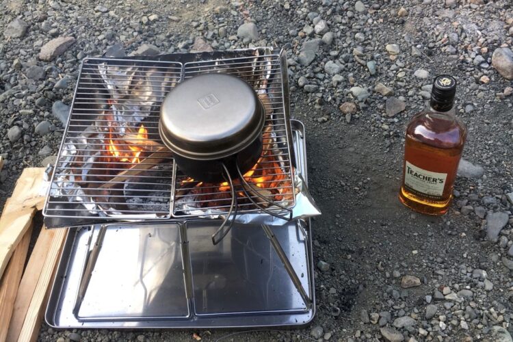 ホットウイスキーで暖を取る(筆者撮影)