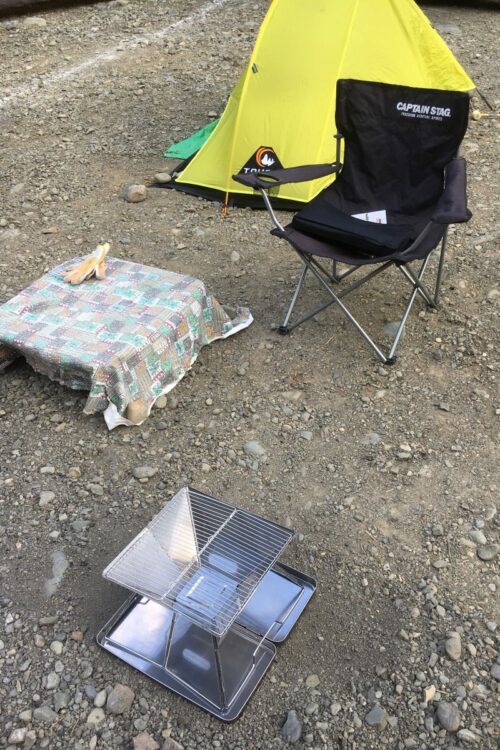 ソロキャンプ用のテントや焚火台などをセット(筆者撮影)