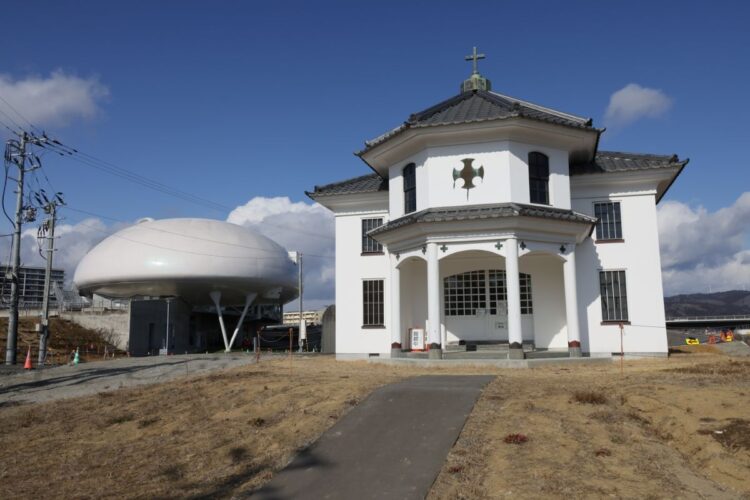 宮城県石巻市の旧石巻ハリスト正教会教会堂と石ノ森萬画館は奇跡的に津波を生き延びた。当時は瓦礫に囲まれていた。