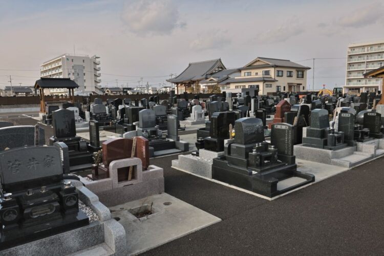 宮城県名取市閖上地区の東禅寺では、地震で壊滅した墓が再建された。