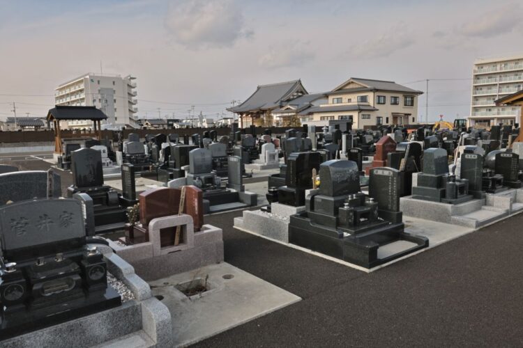 宮城県名取市閖上地区の東禅寺では、地震で壊滅した墓が再建された。