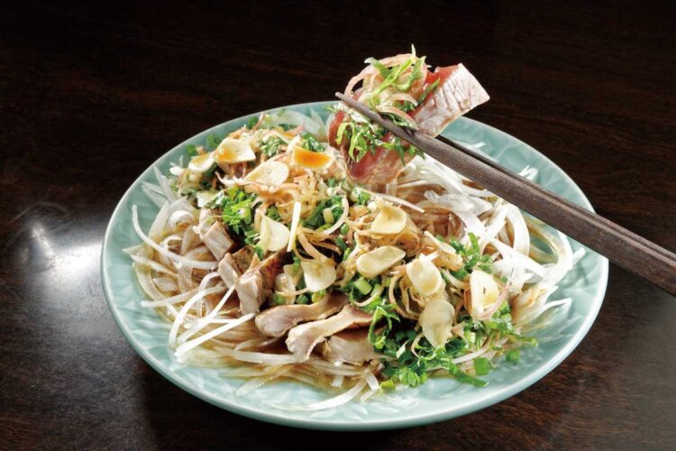 薬味をたっぷりのせた絶品かつおタタキで健康増進（『スタミナ深夜食堂』より「鰹タタキ」　才谷屋）