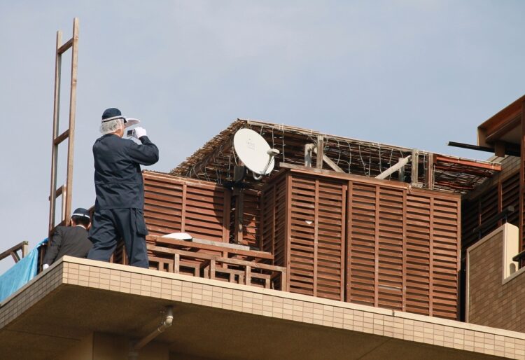 尼崎事件で監禁、暴行の現場となったバルコニーを調べる兵庫県警の捜査員（時事通信フォト）