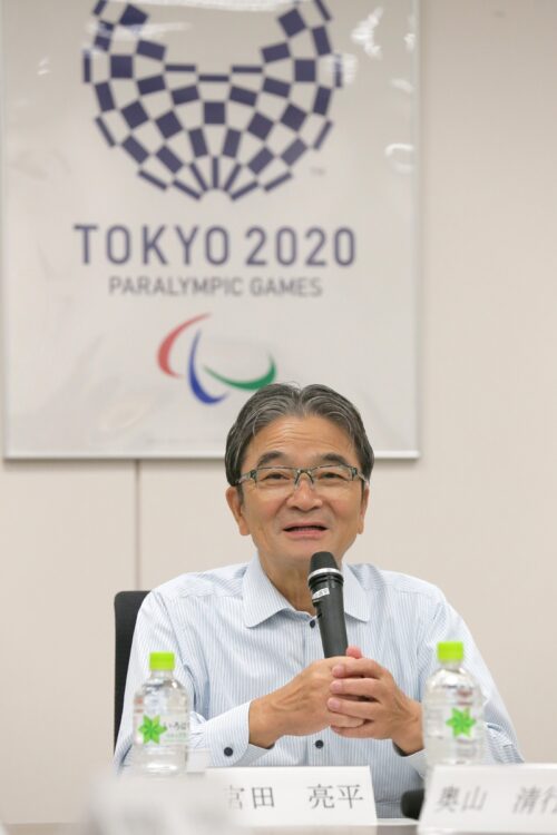 宮田亮平文化庁長官は、東京五輪のメダルデザインの会長も務める（時事通信フォト）