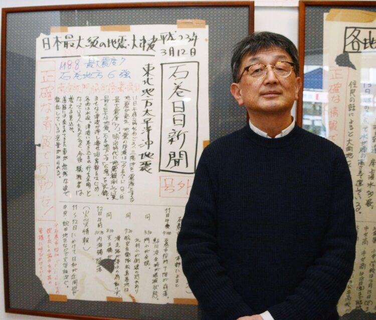 石巻日日新聞の壁新聞と当時の報道局長（写真／共同通信社）