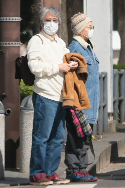 昼食へ出かける妻・田中裕子（右）と沢田