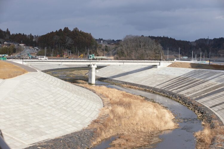 2021年2月19日の宮城・南三陸町、現在、伊里前川の河川堤防は8.7mの高さで整備（撮影／片野田斎）