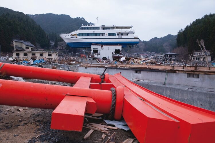 2011年4月27日岩手・大槌町。後ろには民宿の上に乗り上げた遊覧船「はまゆり」も