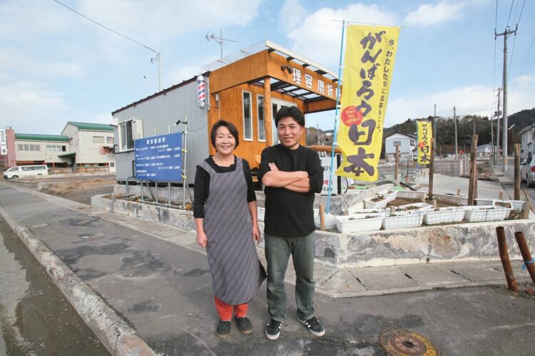 2012年1月24日、宮城・気仙沼市で60年続く「理容 鹿折軒」を営む小野寺さん親子(撮影/太田真三)