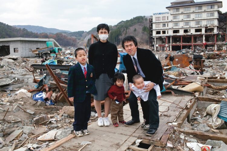 2011年4月26日の岩手・宮古市。消防団員の前田宏紀さん一家