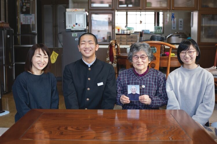2021年2月17日の桜井さん親子。崇一郎くんは高校受験の真っ最中 (撮影/片野田斎)