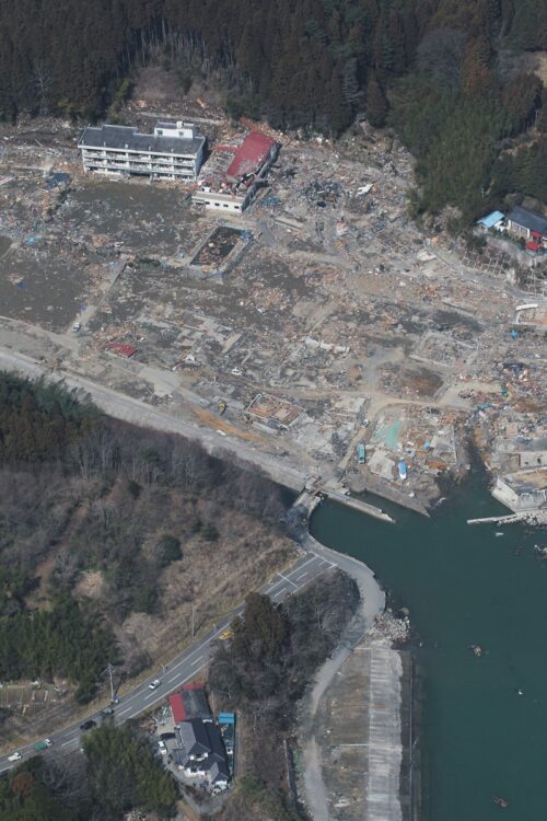 2011年3月14日、宮城・石巻市。津波によって寸断された石巻市相川地区の国道398号線