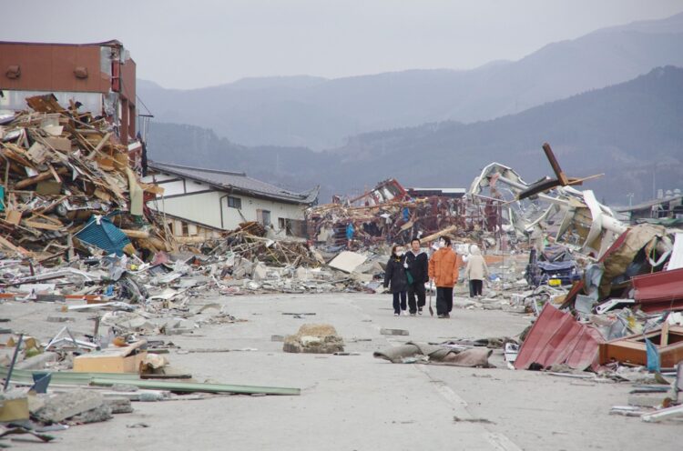 2011年3月15日の岩手・大船渡市、JR大船渡線「地ノ森駅」近く。