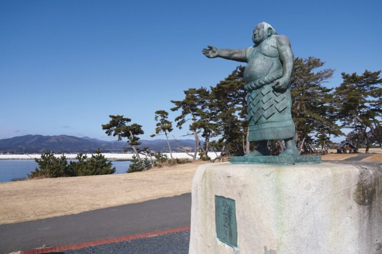 「大津波に耐えた横網像」／秀ノ山雷五郎の銅像（宮城・気仙沼市）