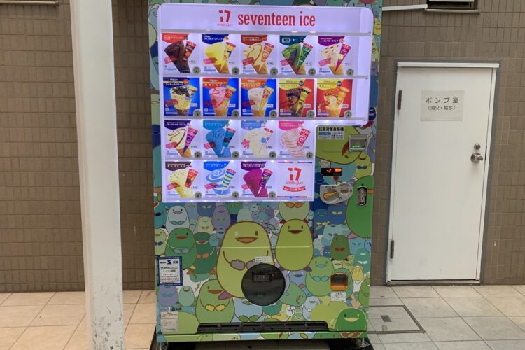 アイスの自動販売機は生徒たちに大好評