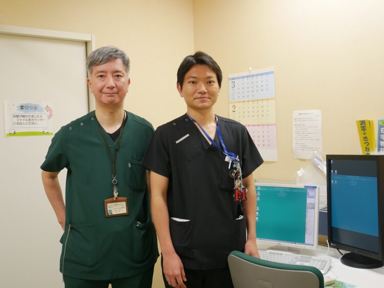 少年時代に主治医だった牧本敦医師（左）に松井基浩医師は「改めて感謝しています」