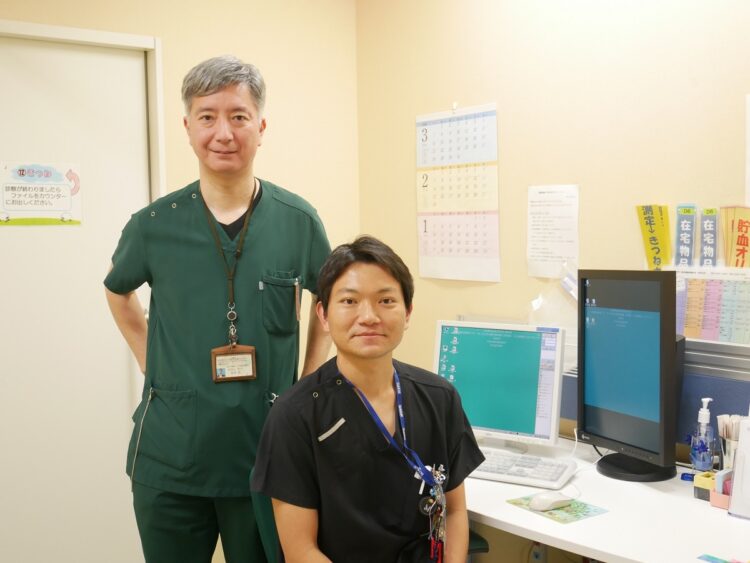 かつての主治医で現在は上司の牧本敦医師（左）と松井基浩医師
