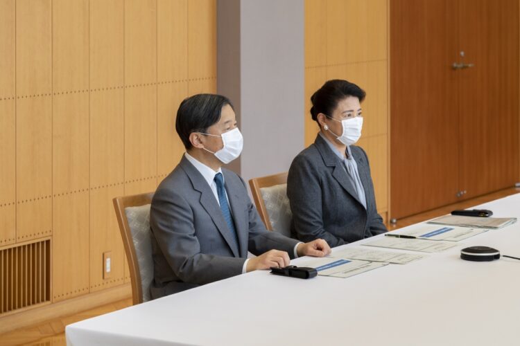 岩手県の被災者らとオンラインで懇談された（写真／宮内庁提供）