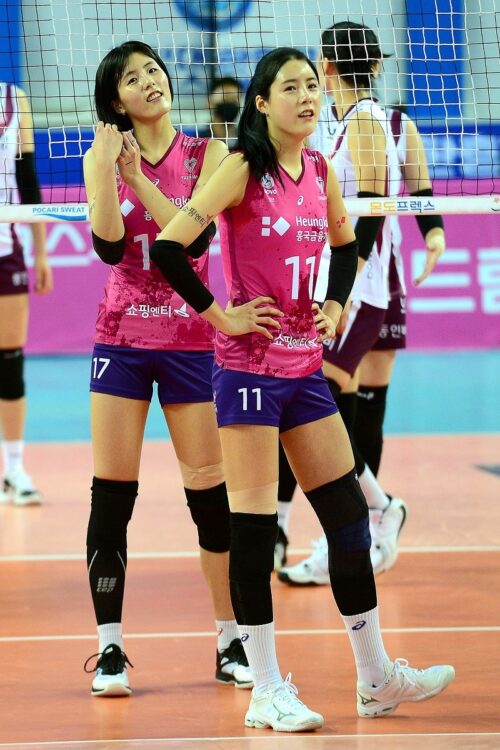 壮絶ないじめを暴露された韓国のバレーボール女子代表選手・イ・ジェヨン(左)とダヨン姉妹(写真/AFP=時事)