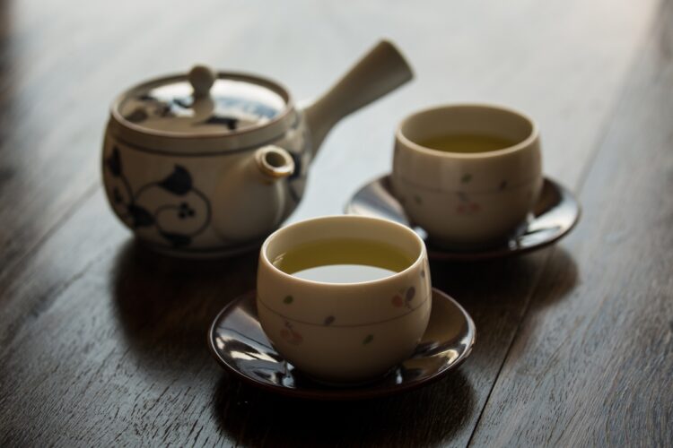 緑茶を飲むときはごぼうを避けよう（写真／GettyImages）