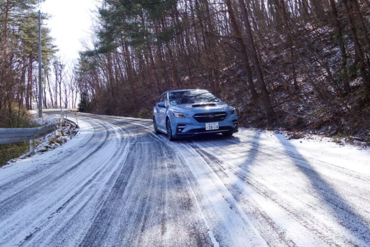 凍結路でのコントロール性の高さは特筆もの。ミラーバーンに近いところでも姿勢の乱れは限定的だった