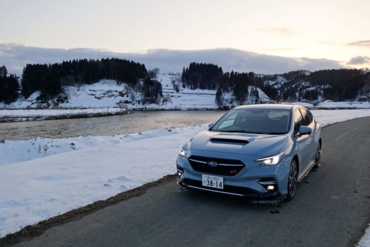 夕暮れの最上川のほとりにて（スバル レヴォーグSTI SPORT EX）